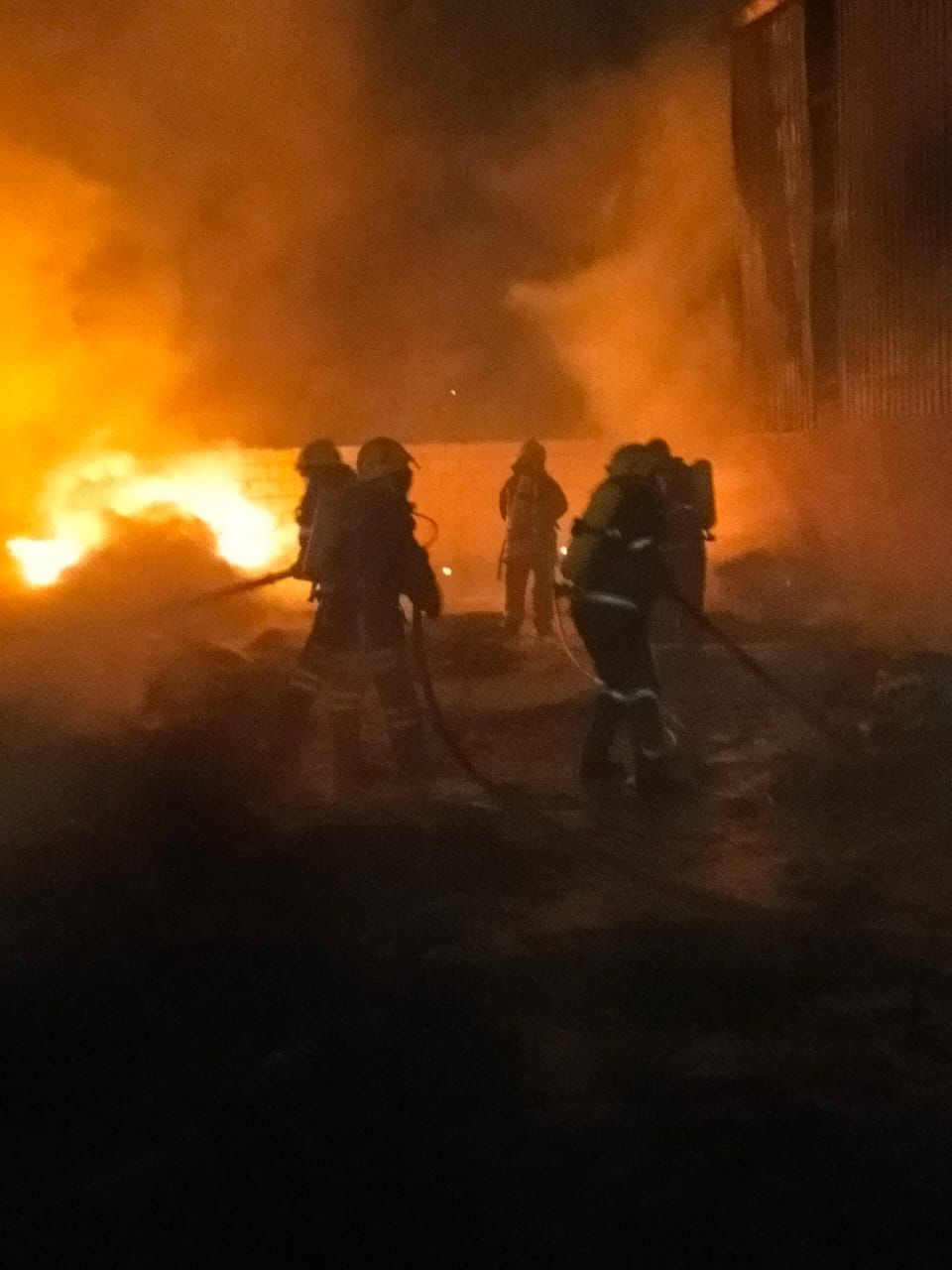 عاجل-إخماد حريق بساحة إطارات مستعملة على مساحة 1000 م في عمان