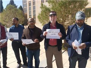 عاملون بجامعة الحسين يعتصمون للمطالبة بصرف راتب الثالث عشر .. والجامعة توضح