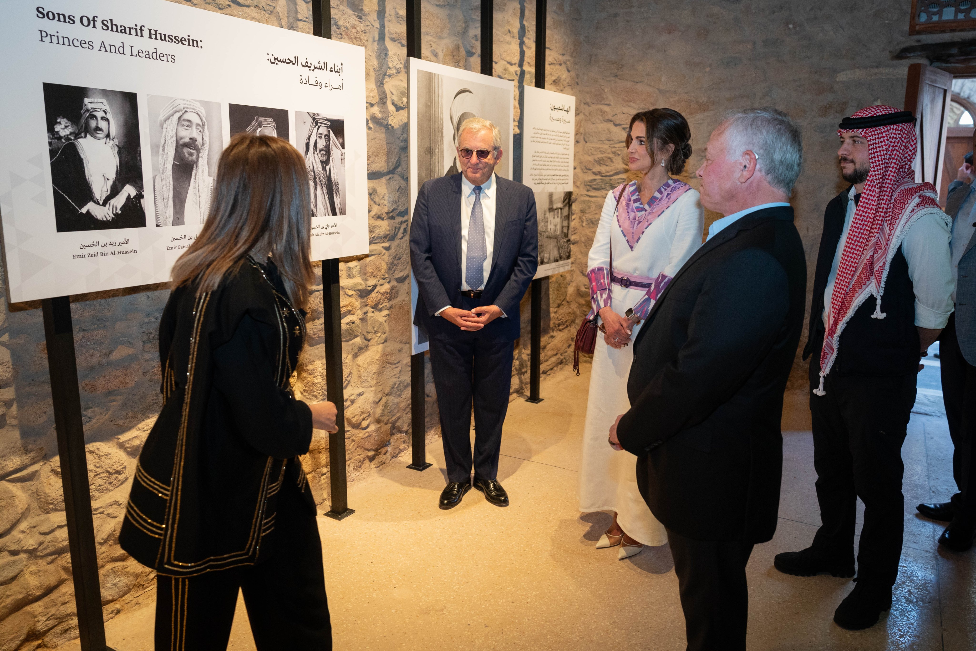 الملك والملكة وولي العهد يزورون متحف بيت الشريف الحسين في العقبة (صور)