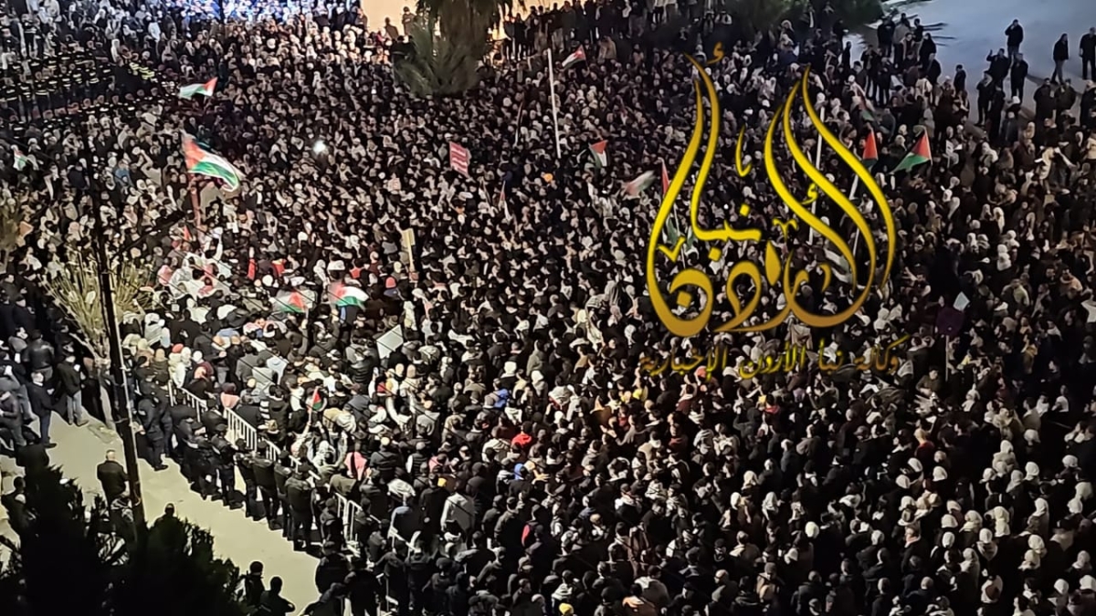 لليوم الرابع على التوالي ..آلاف الأردنيين يتظاهرون في محيط سفارة الاحتلال بالرابية (صور وفيديو)