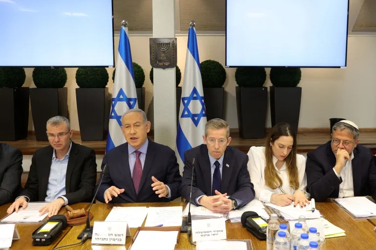 هيئة البث الإسرائيلية: المواجهة صعبة بين نتنياهو والوزيرين غانتس وأيزنكوت