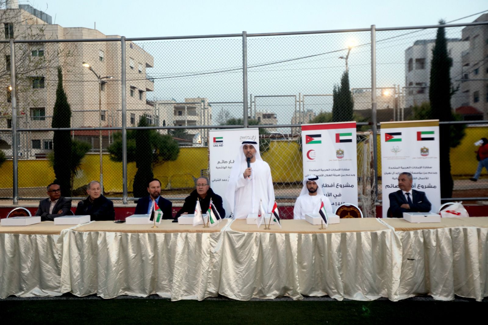 سفارة الإمارات تشرف على مبادرة إفطار صائم وتوزيع طرود غذائية بالأردن 