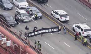 متظاهرون مؤيدون للفلسطينيين يغلقون جسر غولدن غايت في سان فرانسيسكو