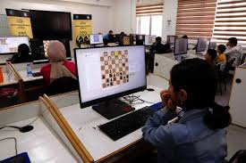 تتويج الفائزين بالبطولة المدرسية الرابعة للشطرنج عبر الانترنت