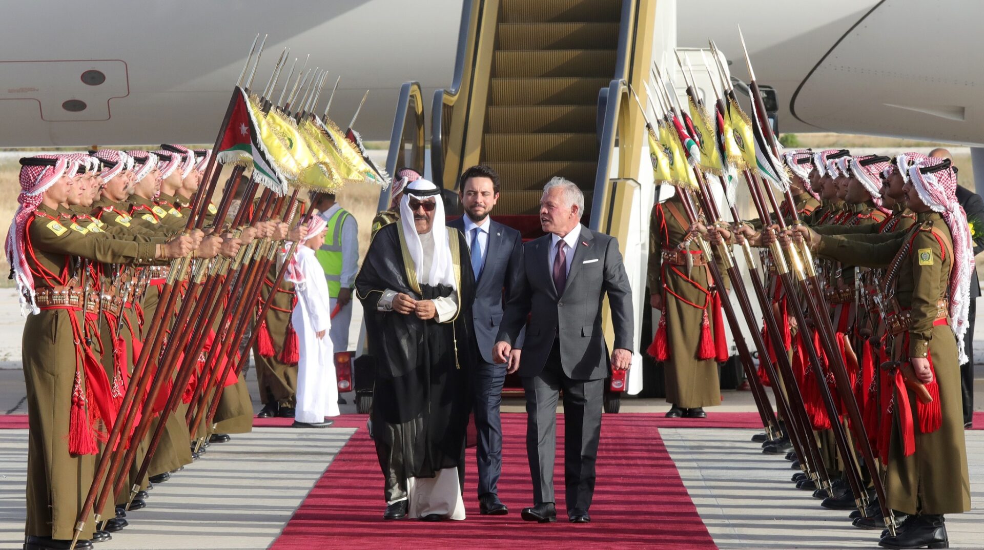 الملك يمنح الشيخ مشعل قلادة الحسين بن علي بمناسبة زيارة الدولة لسموه للأردن