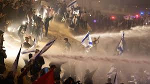 عاجل - الشرطة الإسرائيلية تفرق المتظاهرين قرب مقر إقامة نتنياهو بالمياه العادمة