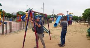 بلدية إربد تنفذ صيانة لألعاب حدائق الملك عبدالله الثاني