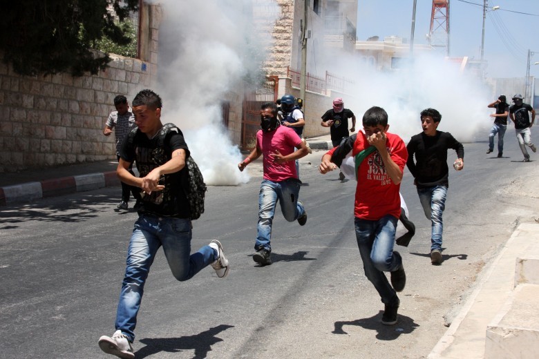 إصابات بالاختناق جراء إطلاق الاحتلال الغاز السام صوب مدرسة بالخليل 