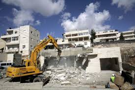 آليات الاحتلال تهدم بناية سكنية شمال شرق القدس