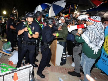 الشرطة تبدأ فض اعتصام جامعة كاليفورنيا واعتقال الطلاب