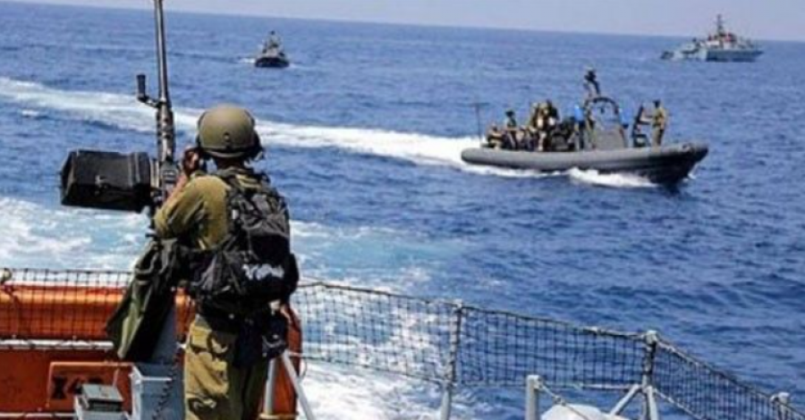 زوارق إسرائيلية تقصف مراكب الصيادين قرب شواطئ دير البلح