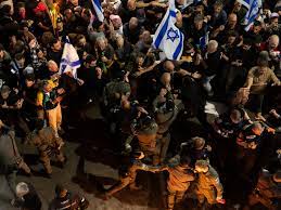 أهالي المحتجزين يتظاهرون مساء في تل أبيب للمطالبة بصفقة