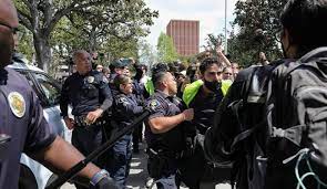 الشرطة الأميركية تفض اعتصاما لطلبة في جامعة فرجينيا