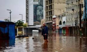 ارتفاع ضحايا الفيضانات في البرازيل إلى 95 