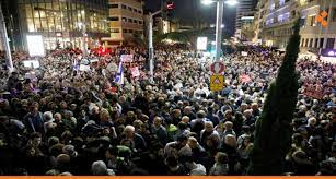 آلاف يتظاهرون أمام منزل نتنياهو للمطالبة باستقالته