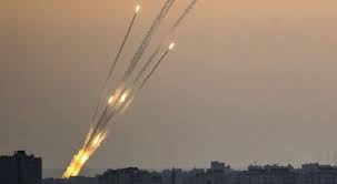 معاريف: إصابة مبنى في سديروت بصاروخ أطلق من قطاع غزة