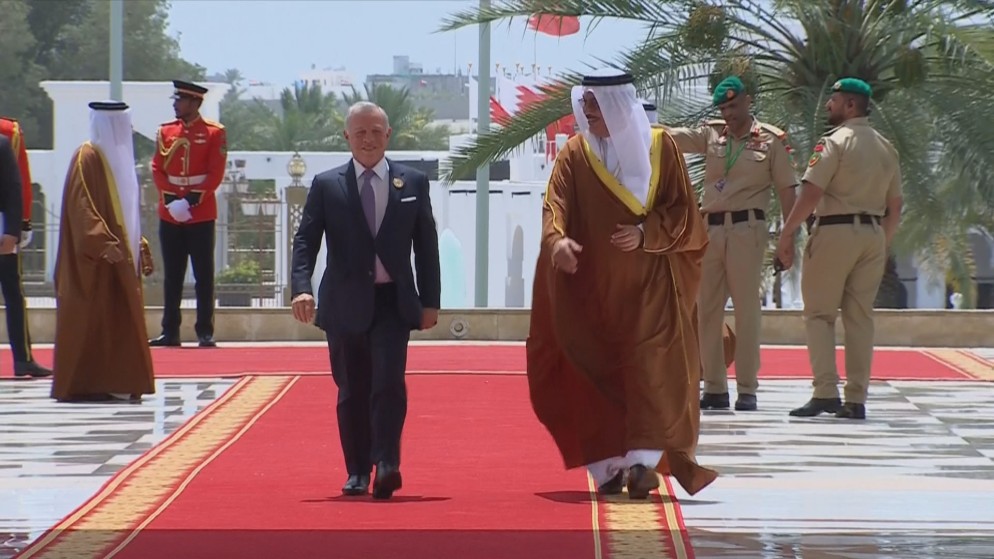 الملك يصل إلى مقر انعقاد القمة العربية في قصر الصخير في البحرين