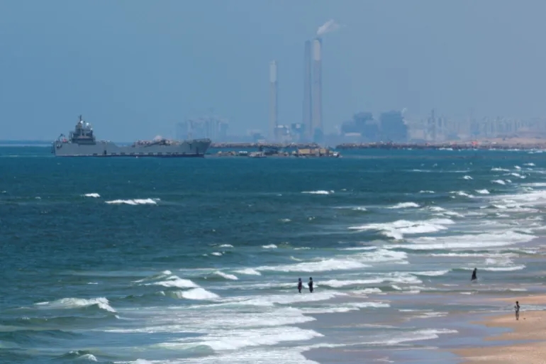 أولى شحنات المساعدات تتجه نحو شاطئ غزة عبر الرصيف العائم