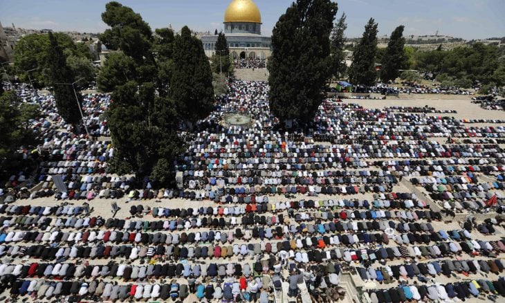 الآلاف يؤدون صلاة الجمعة في المسجد الأقصى 