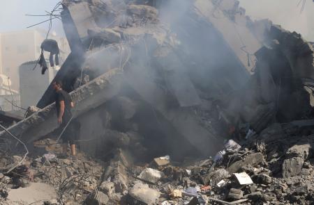 استشهاد فلسطيني وإصابة 8 في قصف طيران الاحتلال منزلا بمخيم جنين