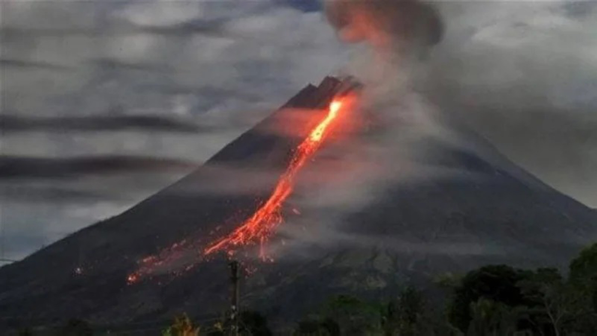إخلاء عدة قرى في جزيرة مالوكو الإندونيسية جراء ثوران بركان