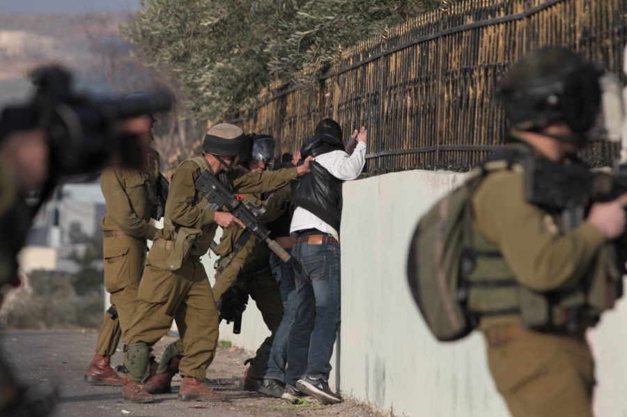 الاحتلال يقتحم الخليل ويعتقل 21 فلسطينيا 