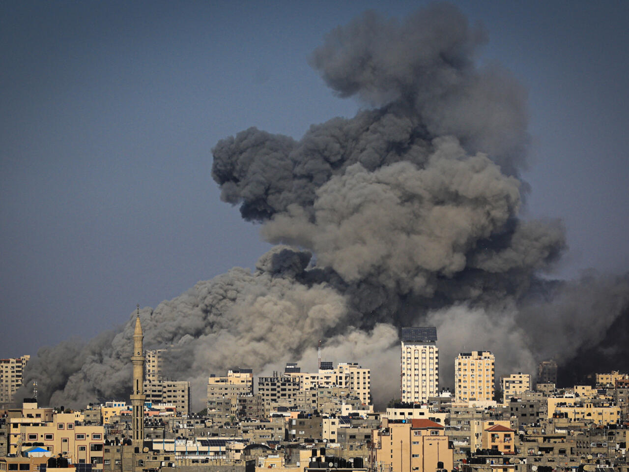 قطاع غزة : شهداء وجرحى جراء قصف الاحتلال عدة مناطق 