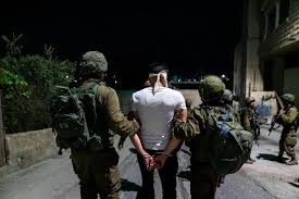 الاحتلال يعتقل 15 فلسطينيا بالضفة الليلة الماضية
