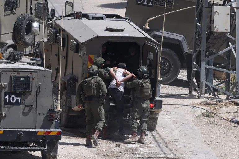 قوات الاحتلال تعتقل 18 فلسطينيا في الضفة الغربية