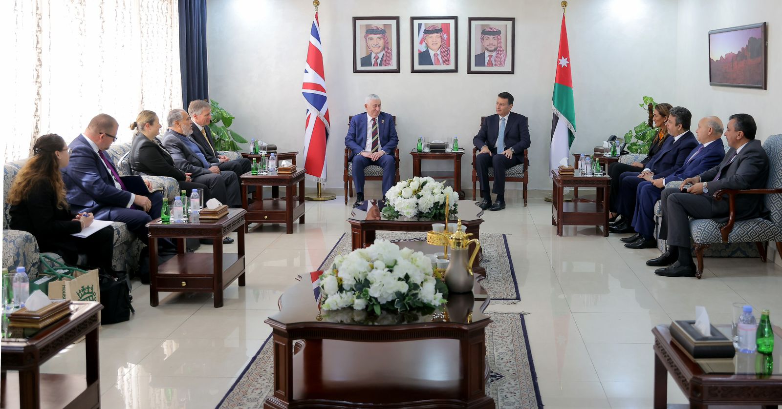 الصفدي ورئيس مجلس العموم البريطاني: حل الدولتين السبيل الوحيد للأمن والسلام في المنطقة