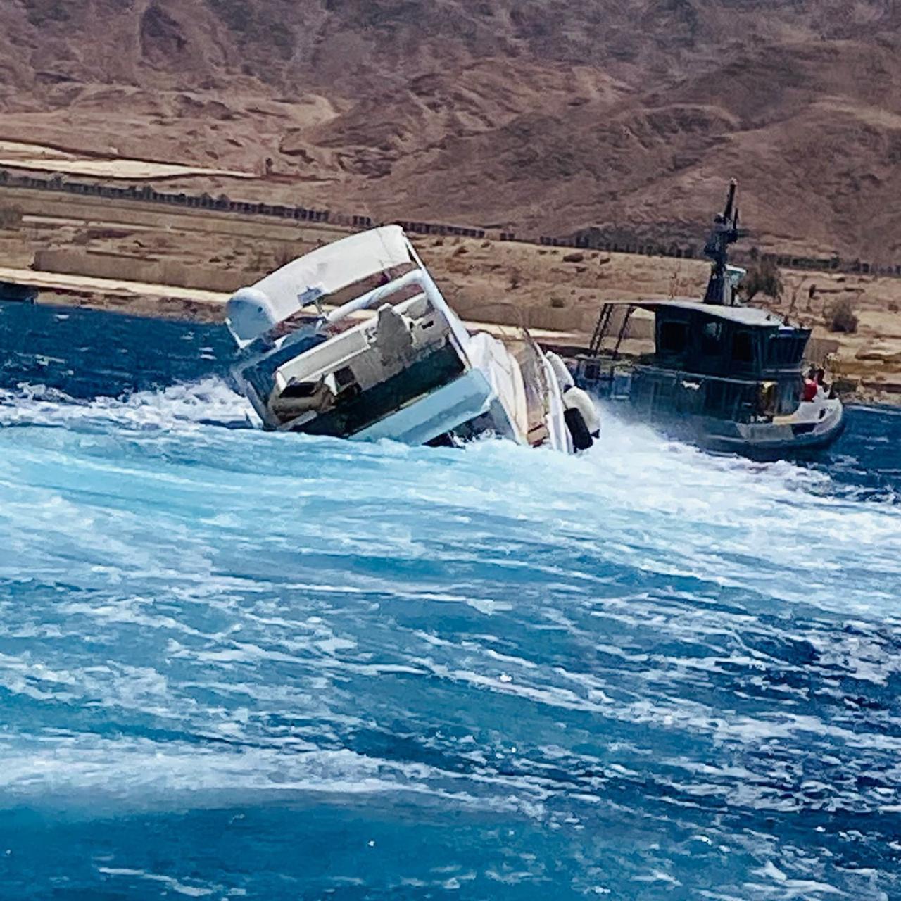 القوة البحرية والزوارق الملكية تنقذ مركباً سياحياً في خليج العقبة