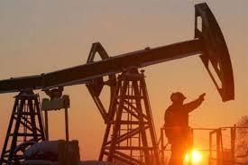 أسعار النفط تتراجع لكنها تتجه نحو تسجيل مكاسب أسبوعية