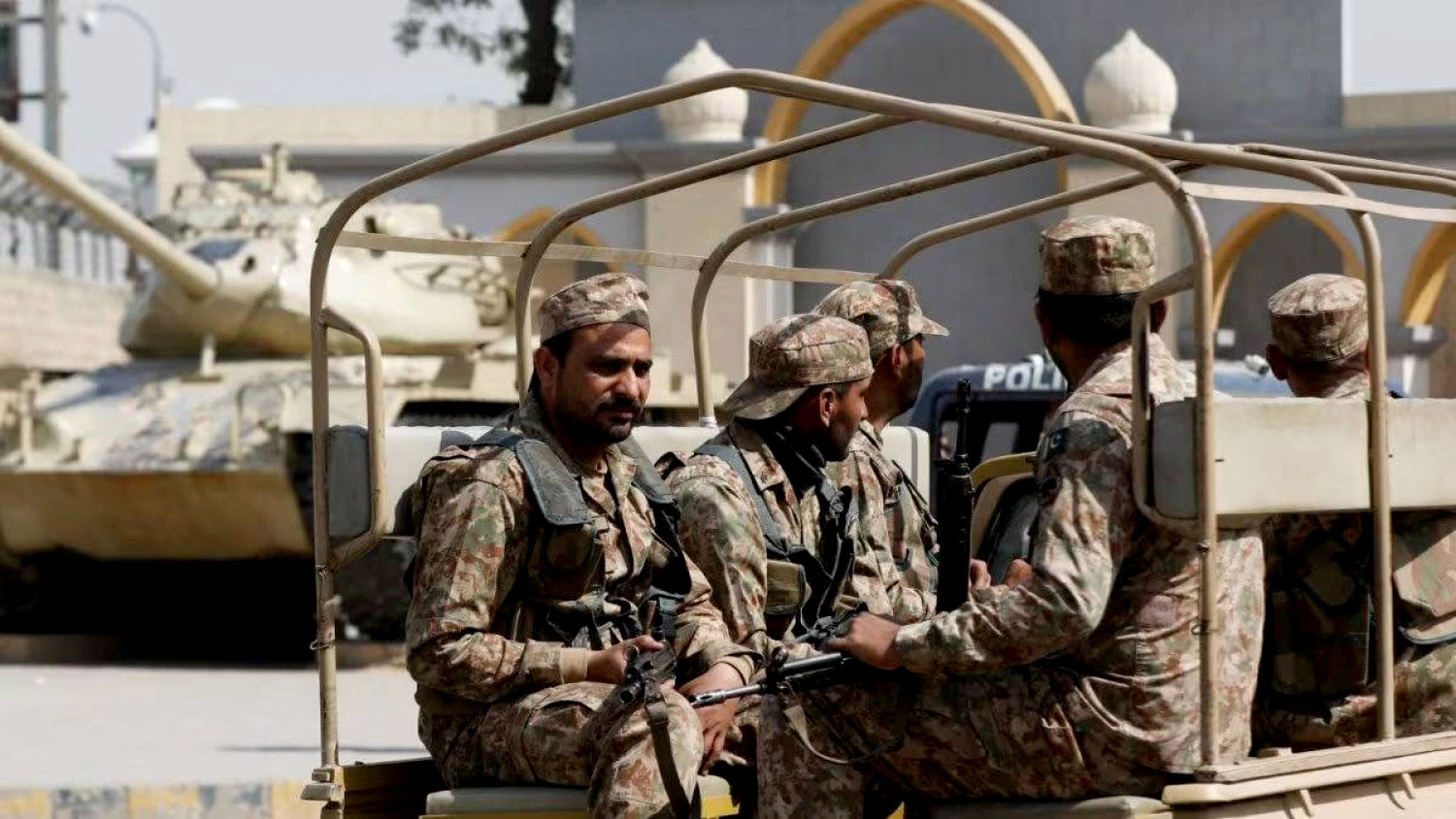 مقتل 5 جنود نتيجة انفجار عبوة ناسفة شمال غربي الباكستان