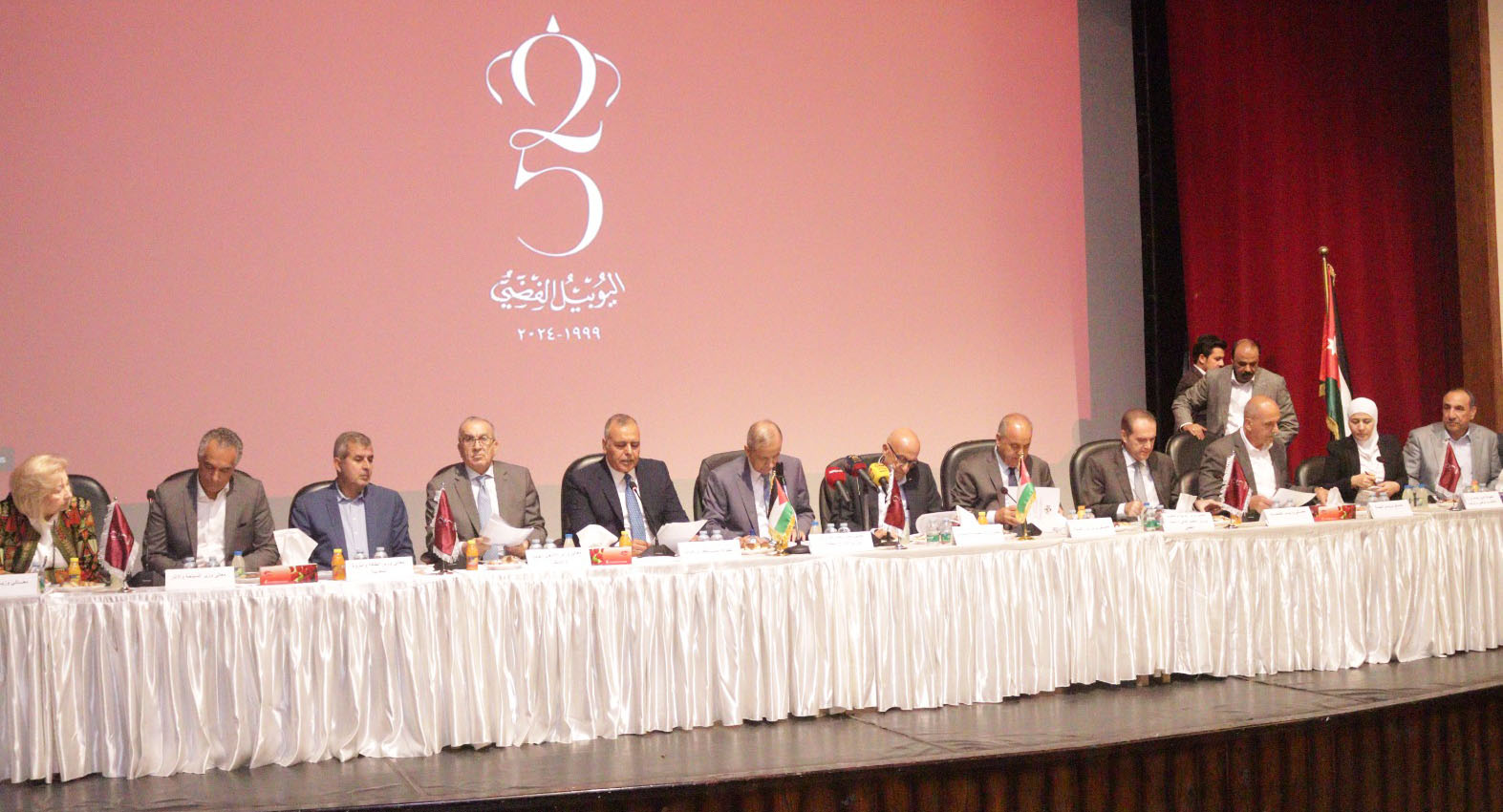 الفريق الوزاري يطلع على إنجازات محافظة الزرقاء خلال 25 عاما