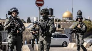 الاحتلال يشدد إجراءاته العسكرية بالقدس ويمنع العشرات من دخول الأقصى