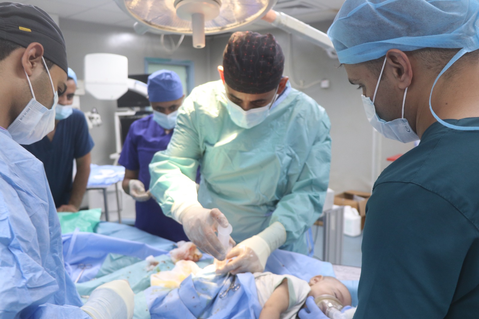 المستشفى الميداني الأردني غزة /79 يجري عملية جراحية لطفل رضيع (صور)