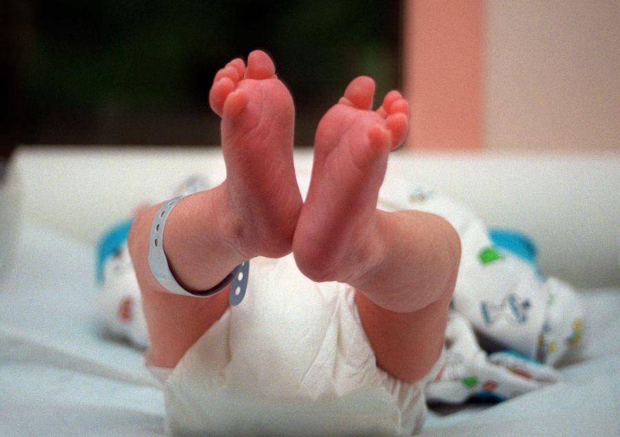 صدمة بعد تسبب خطأ تلقيح صناعي بإنجاب امرأة لطفل زوجين آخرين