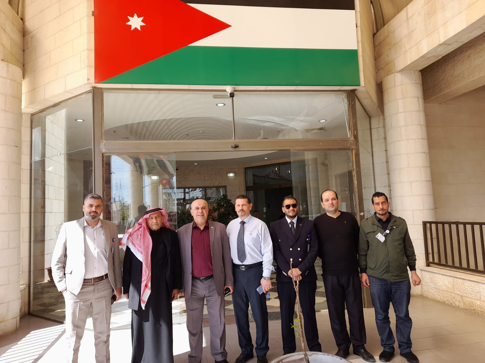 مستشفى الزرقاء الحكومي الجديد يحتفل باليوم الوطني للعلم الاردني ( علمنا عال ) بحضور رسمي وشعبي