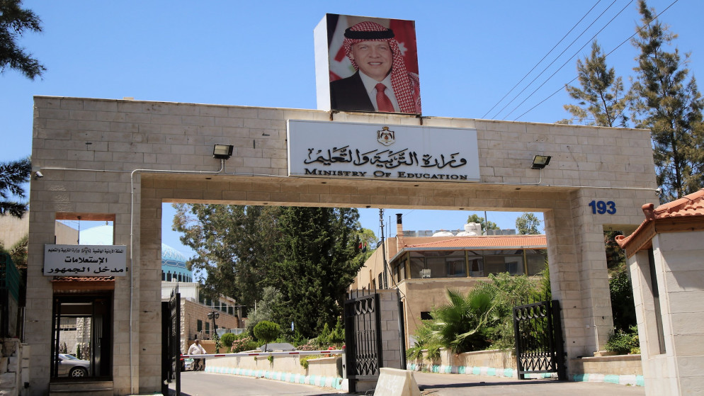 عاجل-التربية تحذر من روابط وهمية تطلب تقاضي مبالغ مالية لتعبئة طلبات الاستفادة من الوظائف الشاغرة والابتعاث 
