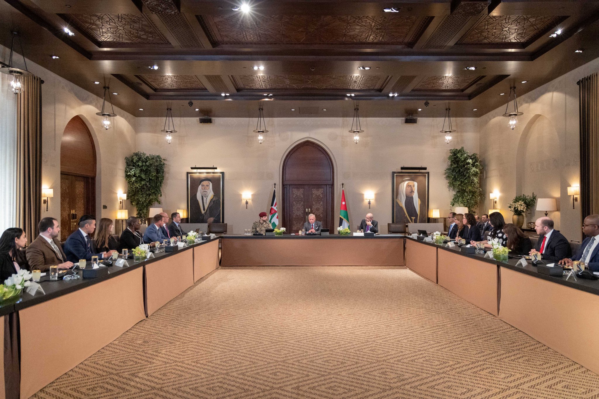 عاجل-جلالة الملك عبدالله الثاني يستقبل وفدا من مساعدي أعضاء مجلسي الشيوخ والنواب في الكونغرس الأمريكي، بحضور سمو الأمير الحسين بن عبدالله الثاني، ولي العهد، في قصر الحسينية. وجرى بحث الشراكة الاستراتيجية بين ⁧‫الأردن‬⁩ و ⁧‫الولايات المتحدة‬⁩، والتطورات في المنطقة