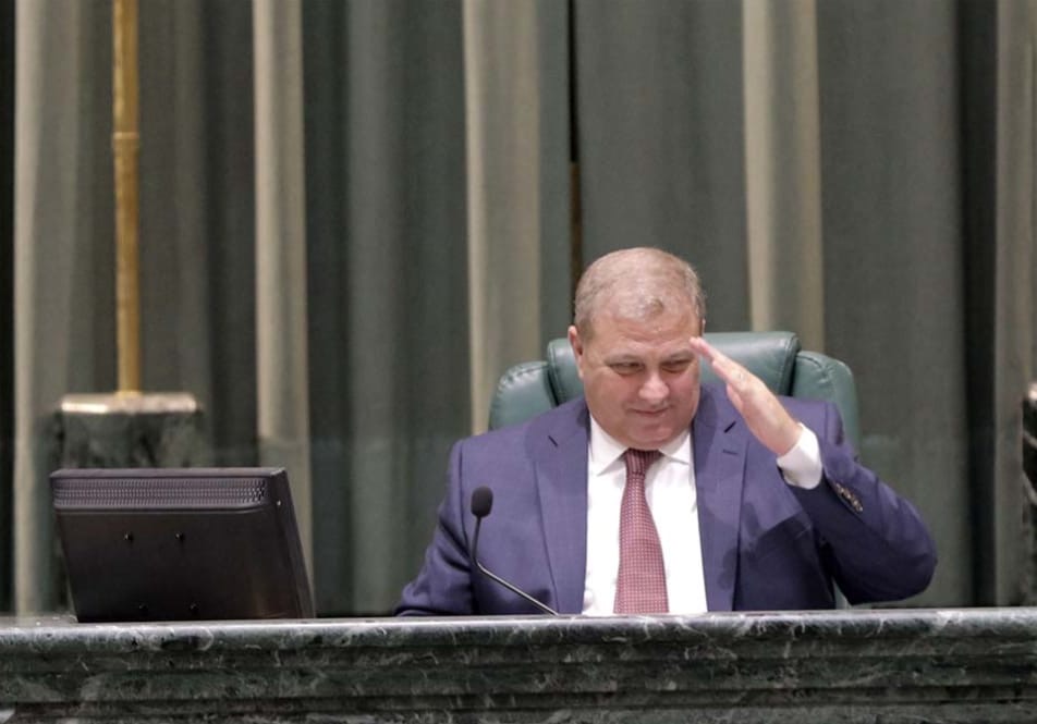 خميس عطية يسأل عن استمرارية المشاريع بعد انقطاع التمويل الامريكي والشركات الأردنية المتضررة