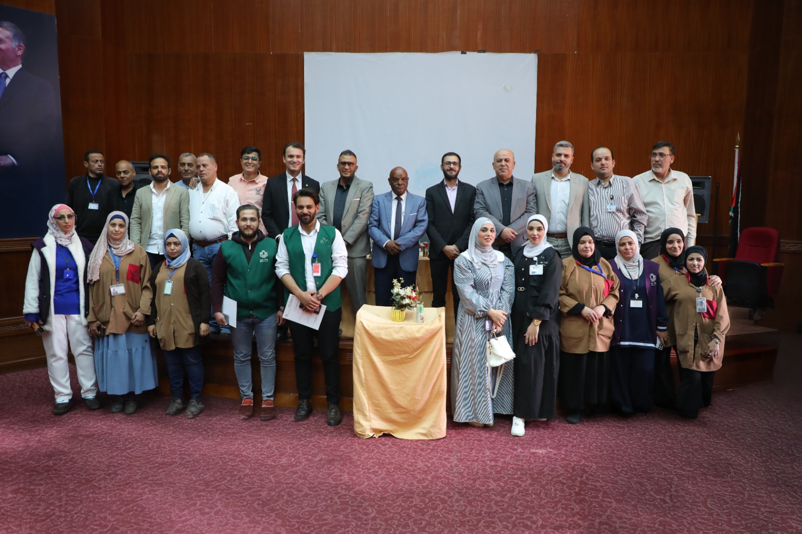 مدير مستشفى الزرقاء الحكومي الجديد الدكتور صالح حماد يكرم العاملين بمناسبة يوم العمال العالمي