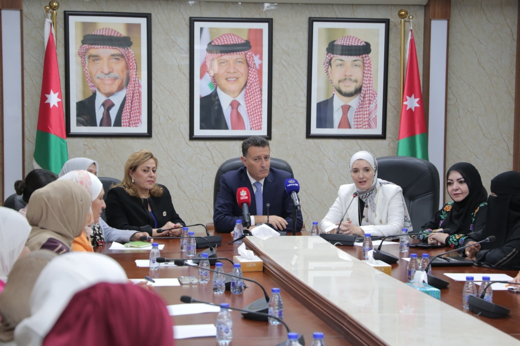 اجتماع مغلق للجنة ملتقى البرلمانيات بحضور الصفدي ومنع الصحفيين يثير التساؤلات