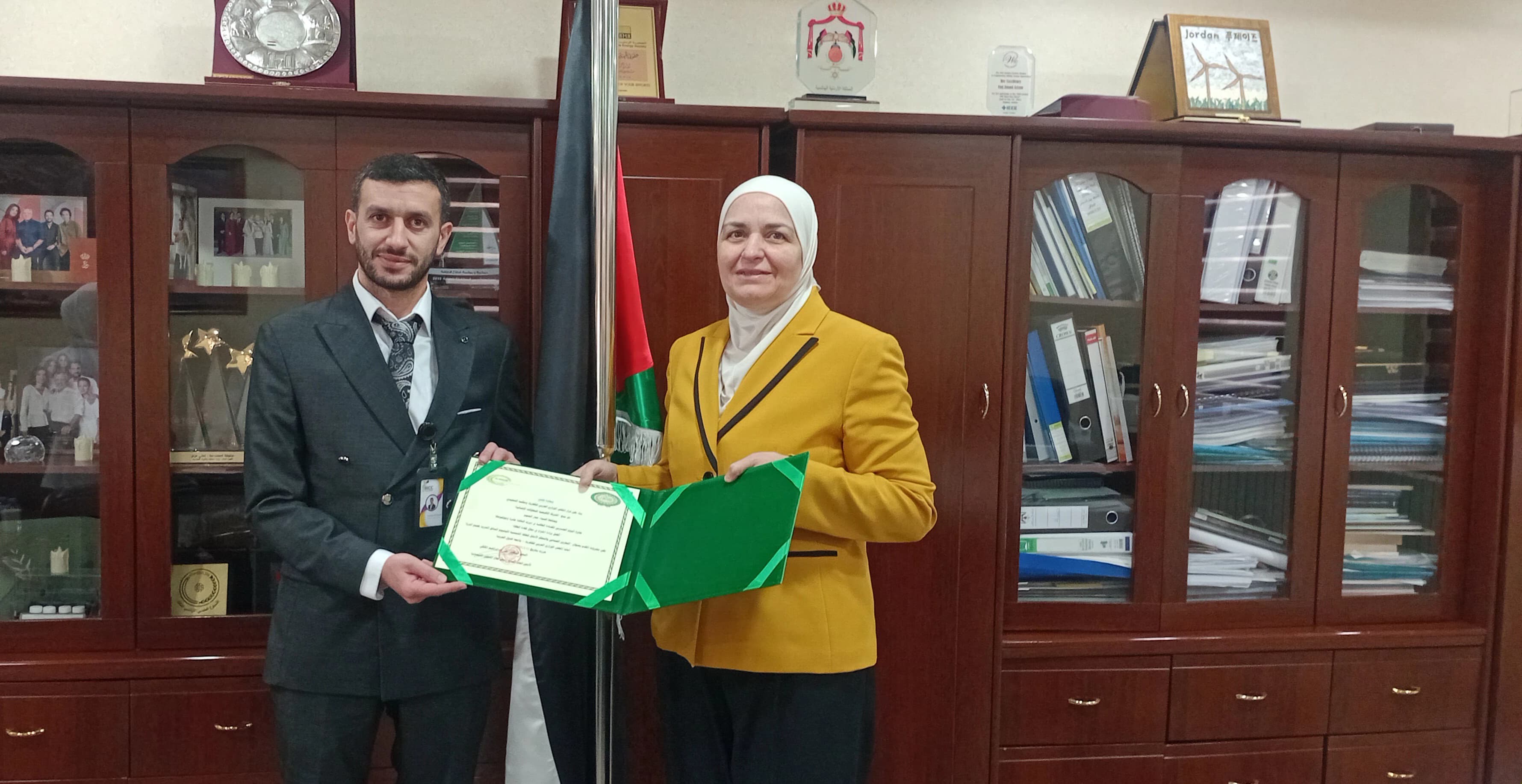 العزام تكرّم العتوم بشهادة تقديرية لابتكاره نظام تخزين الطاقة الذكي بمصنع 