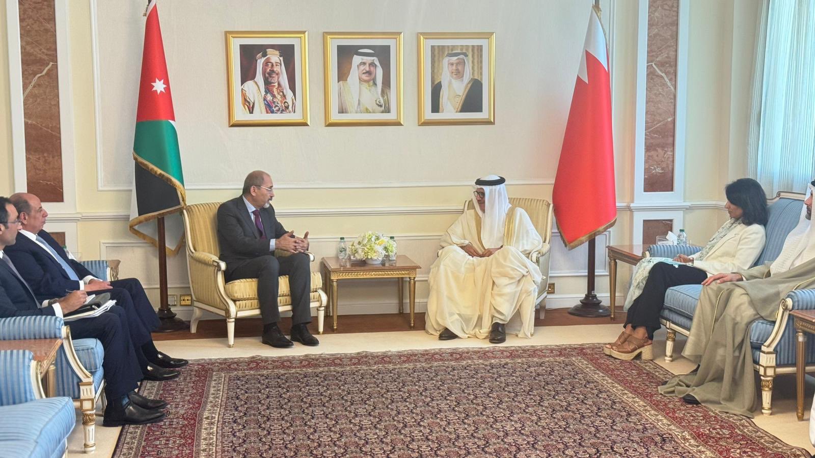 عاجل-يجري الآن نائب رئيس الوزراء ووزير الخارجية وشؤون المغتربين أيمن الصفدي، مباحثات موسعة مع وزير الخارجية البحريني الدكتور عبداللطيف بن راشد الزياني، في المنامة