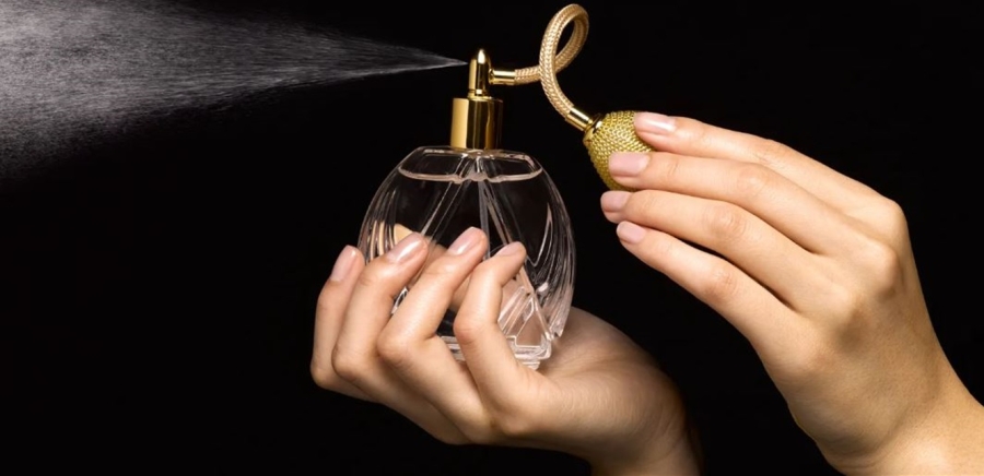 دراسة تحذر من العطور.. تحدث تغيّرات كيميائية خطيرة حول أجسامنا