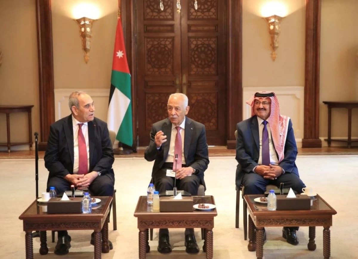 رئيس الديوان الملكي يلتقي وفدا من أنباء عشيرة آل حداد