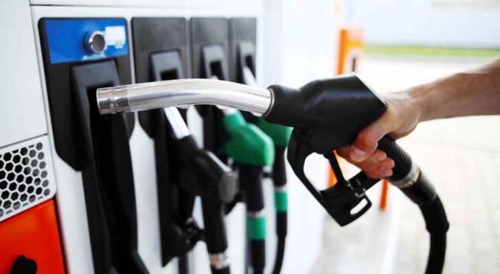 عاجل - تثبيت سعر البنزين 90 وتخفيض 95 والسولار