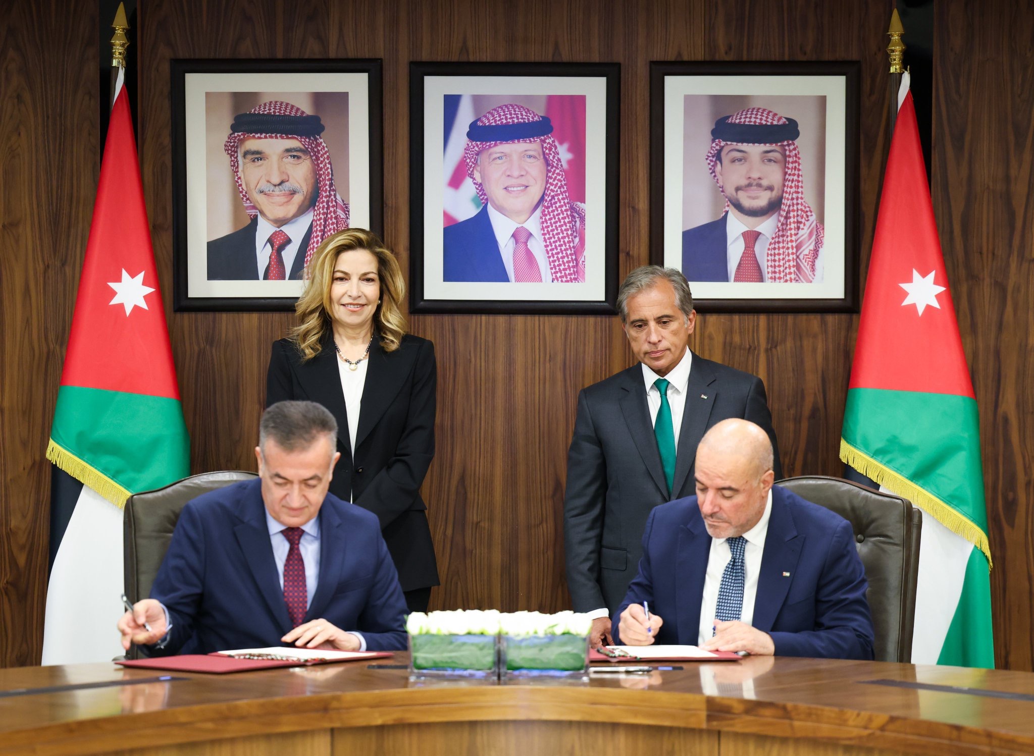 عاجل-رئيس الوزراء وسمو الأميرة غيداء طلال يشهدان توقيع اتفاقية بين الحكومة ومؤسسة ومركز الحسين للسرطان للبدء بتنفيذ برنامج التأمين الجديد في المركز اعتباراً من 1 كانون الثاني 2026 