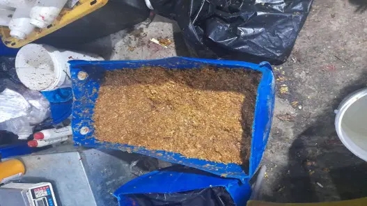 عاجل-الجمارك تضبط معملًا يُصنّع المعسل بنشارة الخشب